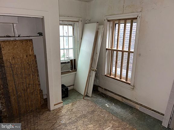 2nd image of 729 W 4th St