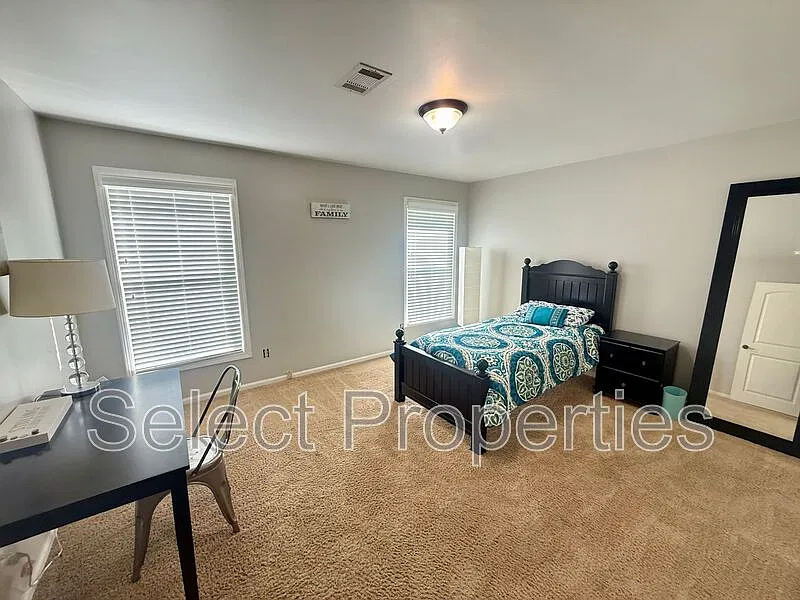4 bed, 2.0 bath, 2102 sqft, $3,000 — Photo 3