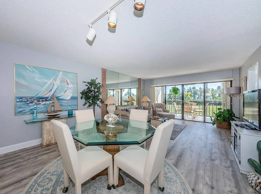 2 bed, 2.0 bath, 960 sqft, $4,320 — Photo 4