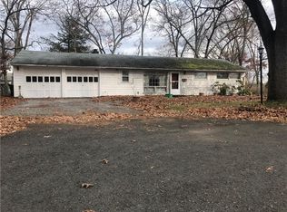 6 Chatworth Ave, Warwick, RI 02886