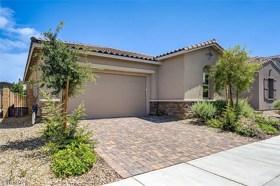 3 bed, 2.0 bath, 1717 sqft, $2,600 — Photo 2
