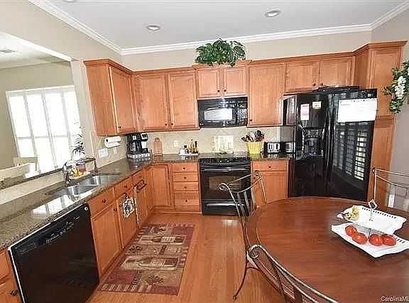 Full kitchen with dinette area