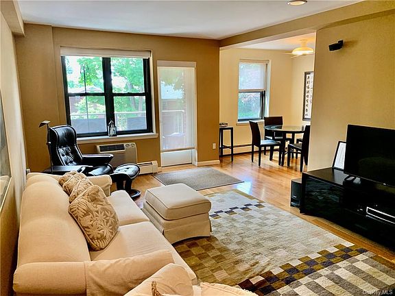 4th image of 77 Carpenter Ave APT 3D