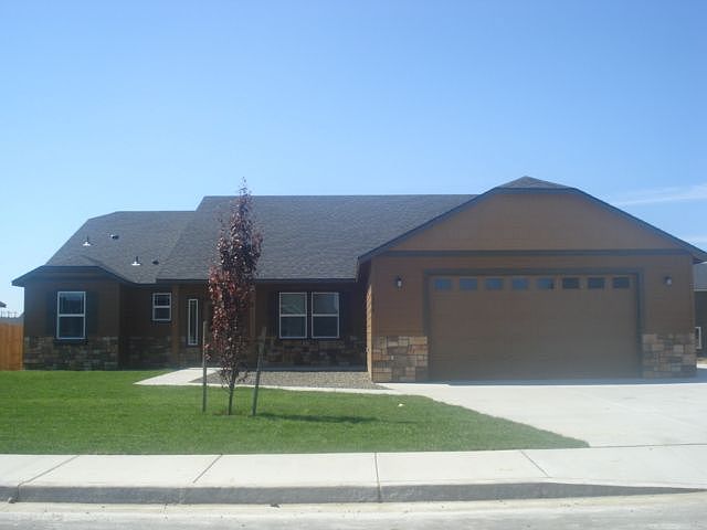 1st image of 1556 Crab Apple Cres