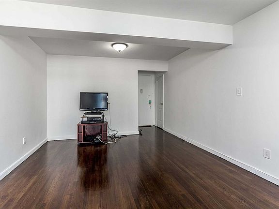 4th image of 210 E Broadway APT 4E
