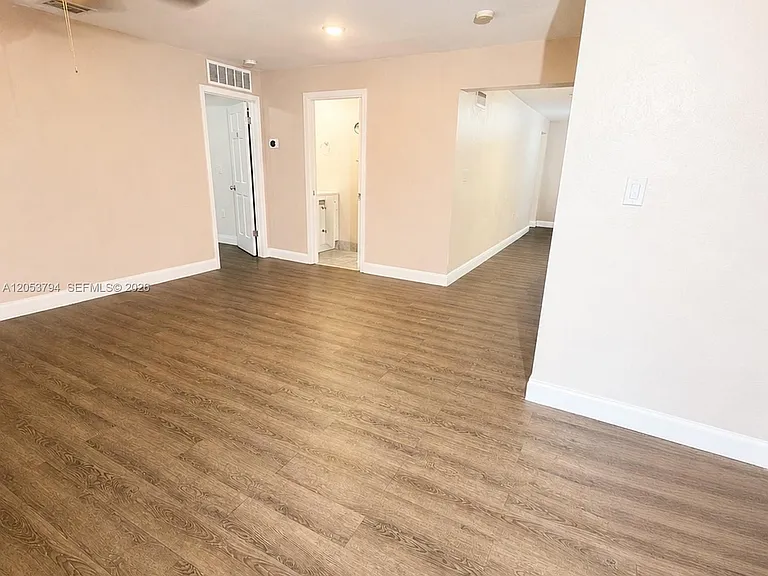 985 SW 10th St #3 — Photo 3