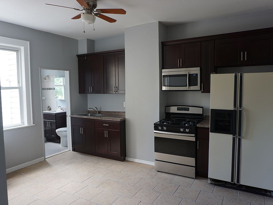 Eat-in kitchen