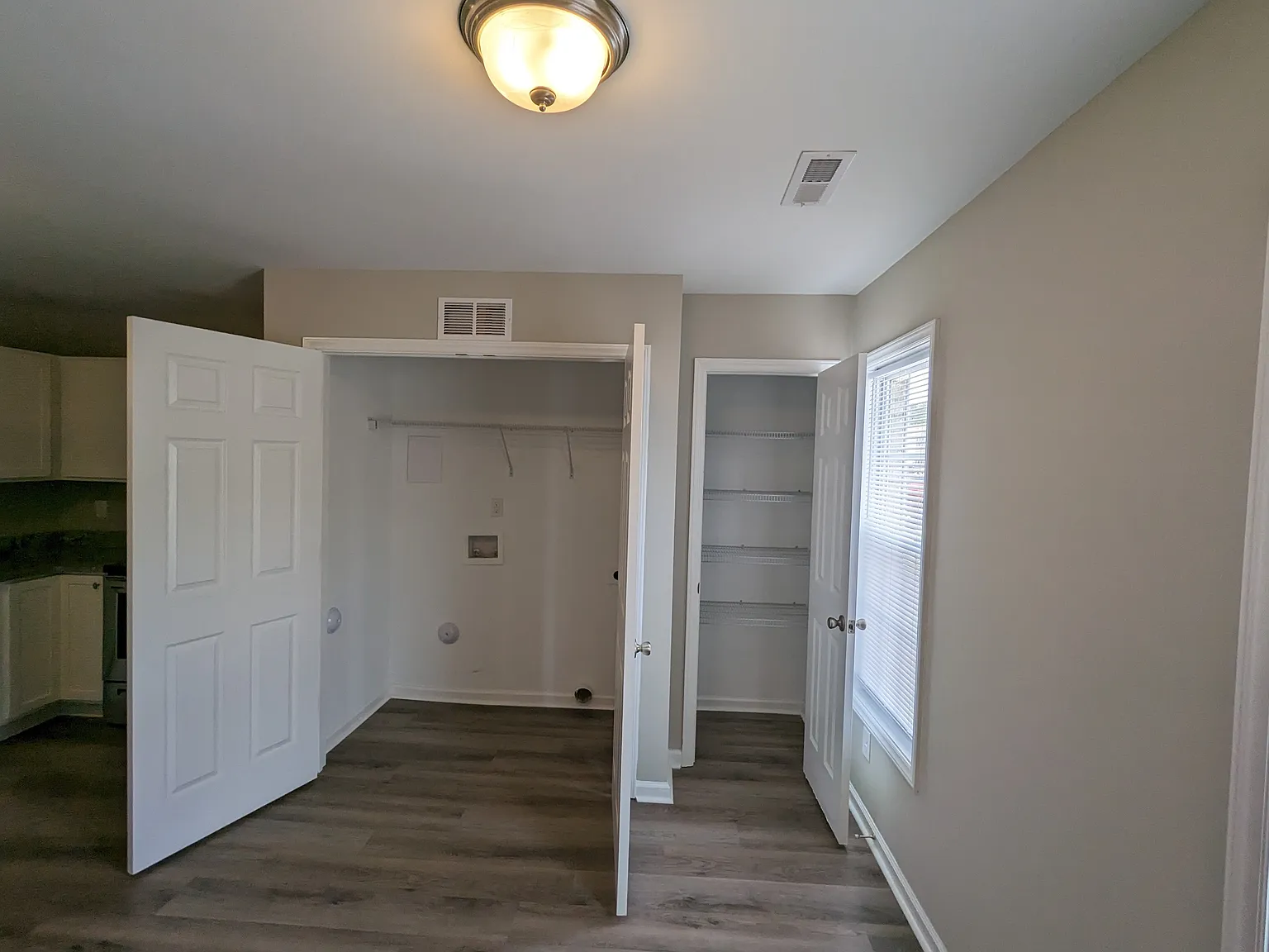 3 BR 2.5B Townhouse in quiet neighborhood convenient to shopping and ECU. — Photo 4