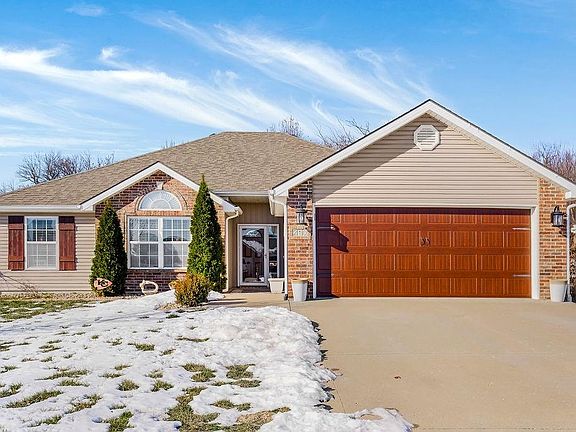 2nd image of 210 NW Willow Ct