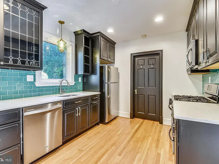 400 Meadow Ln — Photo 3