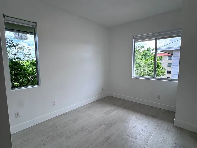 612 NE 12th Ave — Photo 10