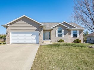 995 Deer Crest Dr, Hiawatha, IA 52233