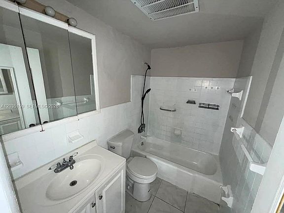 5th image of 2917 Plunkett St APT 15C