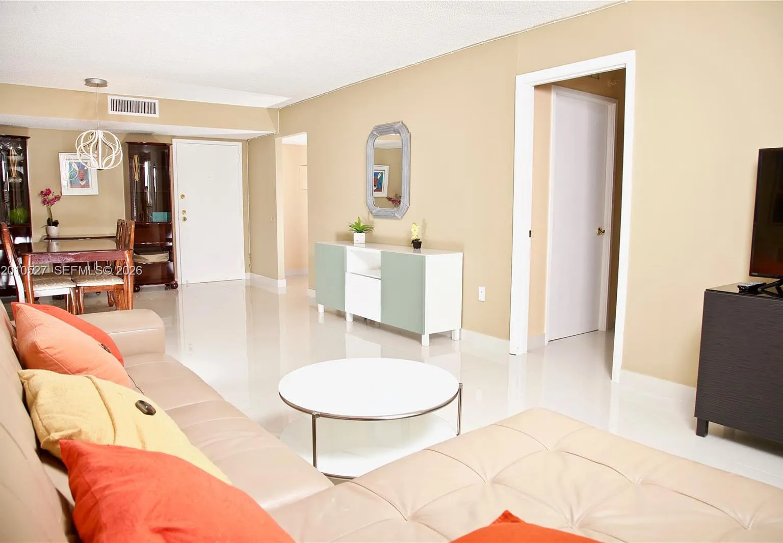 Winston Towers 600 Condo — Photo 1