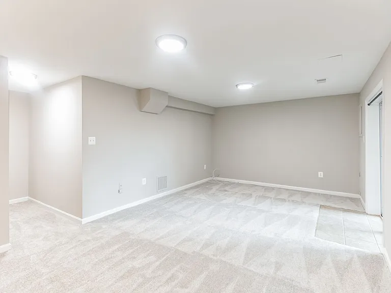 5335 Lake Cove Ct — Photo 27