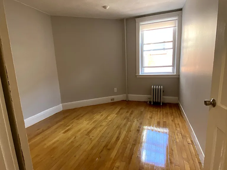 140 Davis Ave — Photo 8