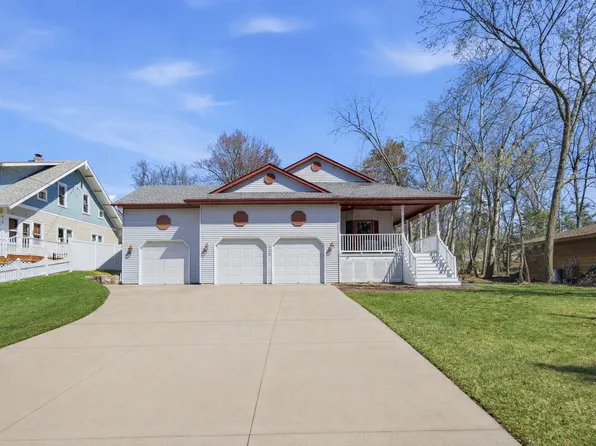 808 Hallam Ave N, Mahtomedi, MN 55115