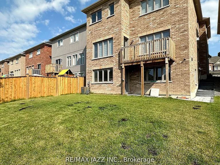 131 Courtney St — Photo 26