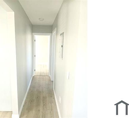 3rd image of 613 S Prairie Ave APT 1