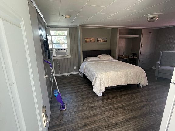3rd image of 1010 1/2 California Ave #2