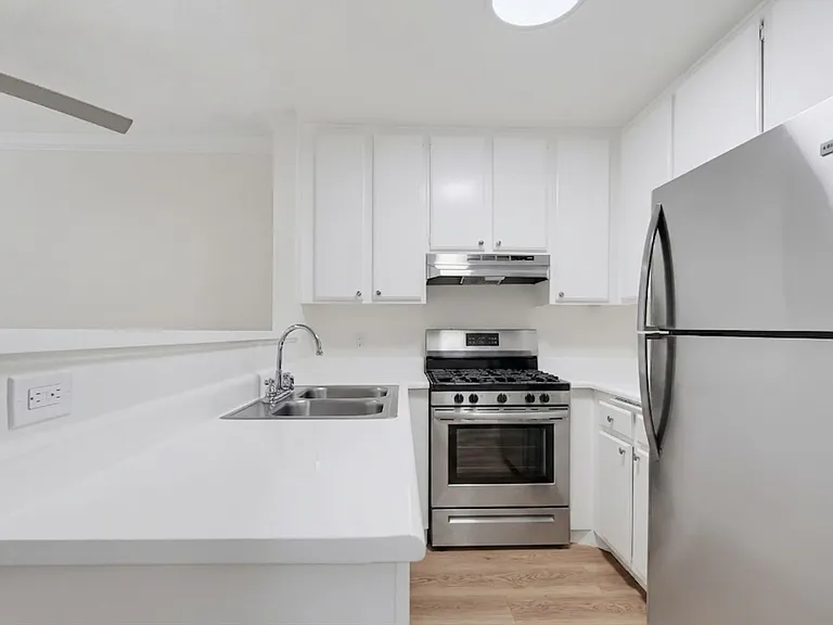 RENOVATED 1 BED 1 BATH - UNIT #109