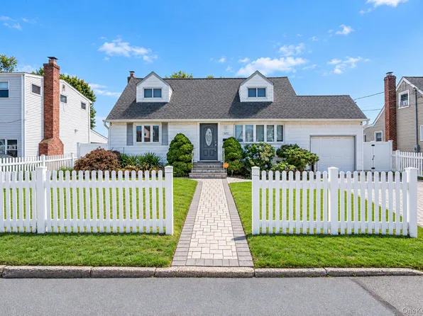 1032 N Hamilton Avenue, Lindenhurst, NY 11757