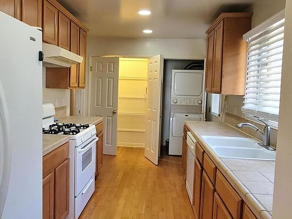 5th image of 1027 Doran St
