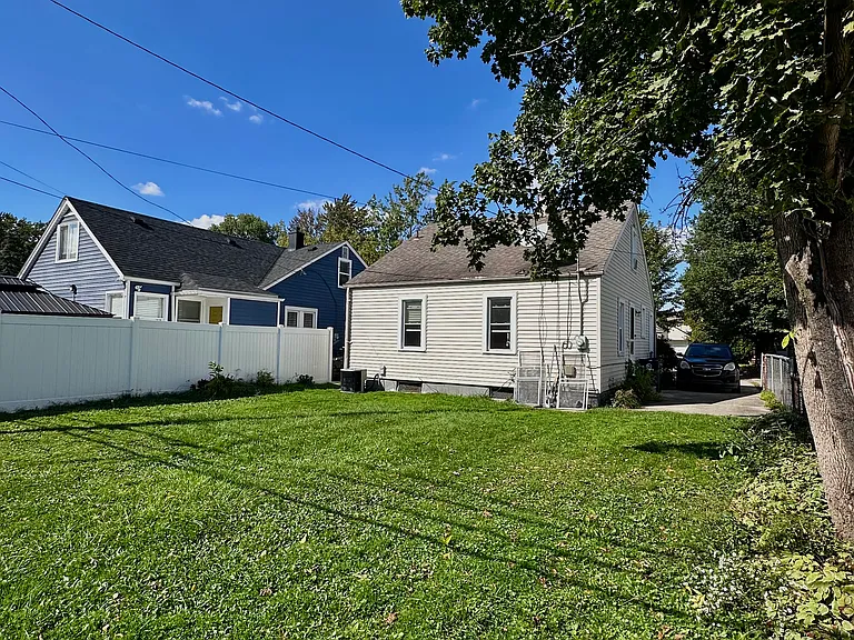 2404 Rowland Ave — Photo 30