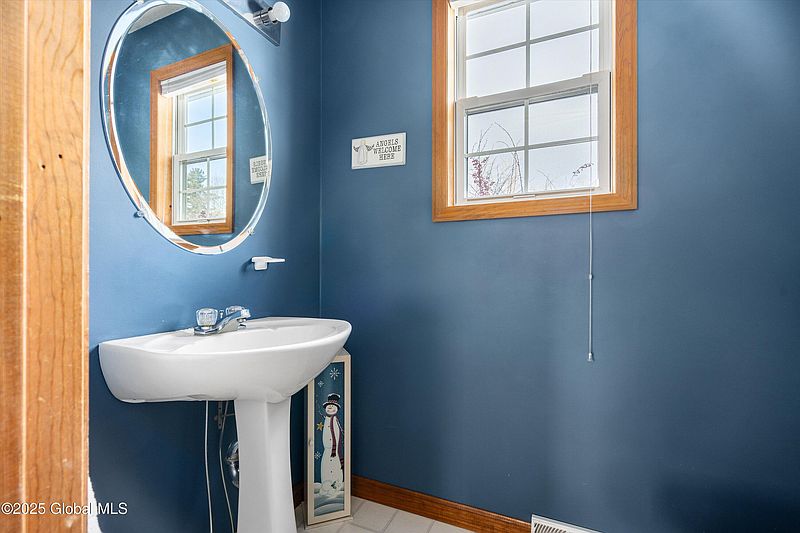 5th image of 739 Burgoyne Avenue