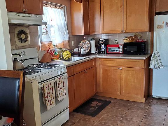 3rd image of 1033 Quincy Ave