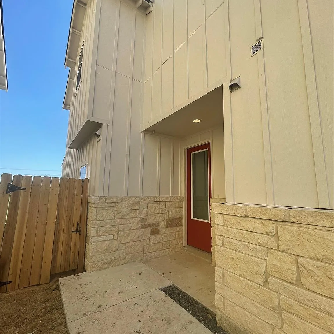 4 bed, 2.5 bath, 1588 sqft, $1,700 — Photo 3