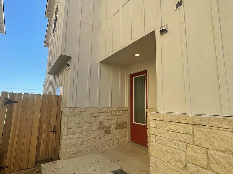 232 Sapphire — Photo 3