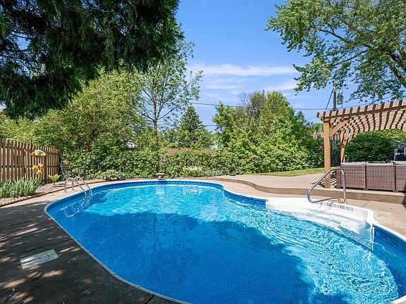 4th image of 127 Birch Dr NE