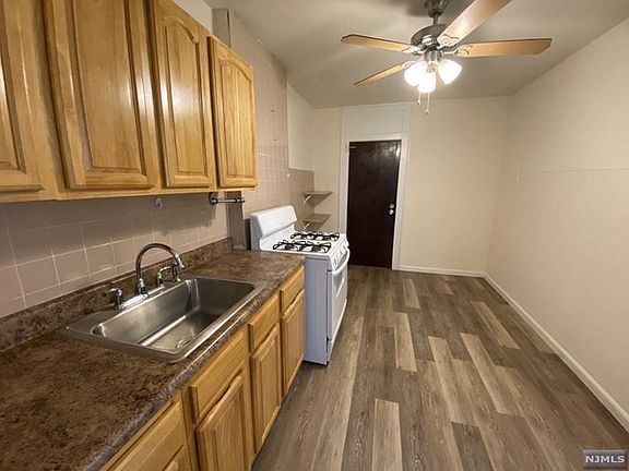 3rd image of 255-257 William St #257-1