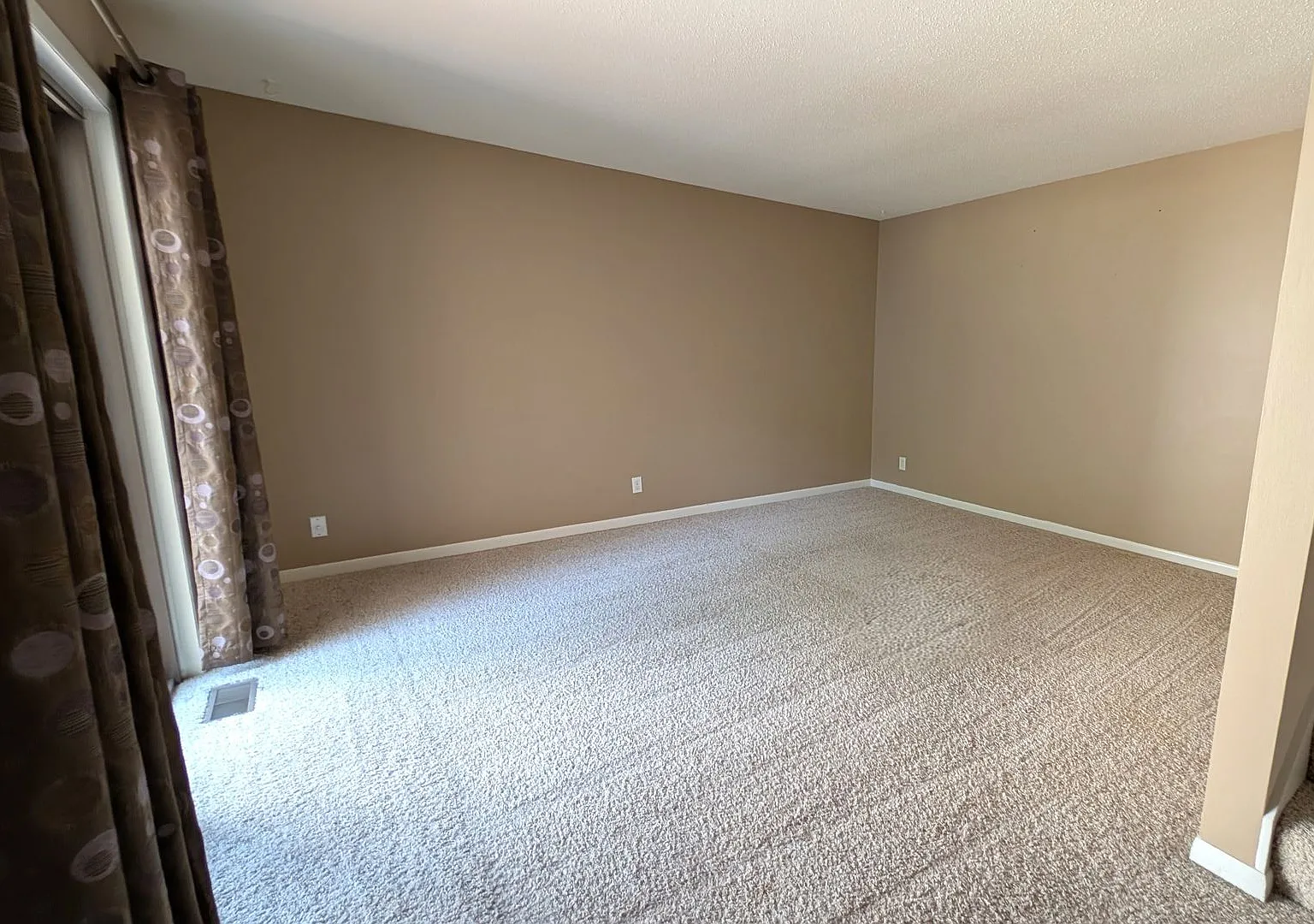 17554 Parkwood Dr, 2 bedroom Condo — Photo 2