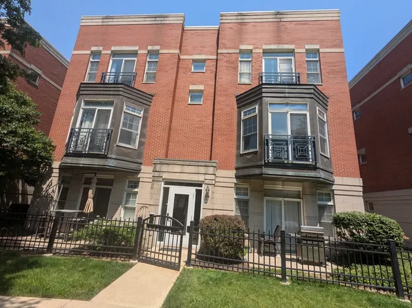 808 W University Ln, Chicago, IL 60608