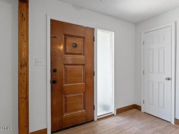 3rd image of 4585 Rosehill Ave
