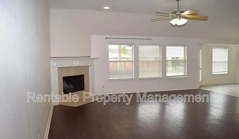 3 bed, 2.0 bath, 1640 sqft, $2,325 — Photo 2