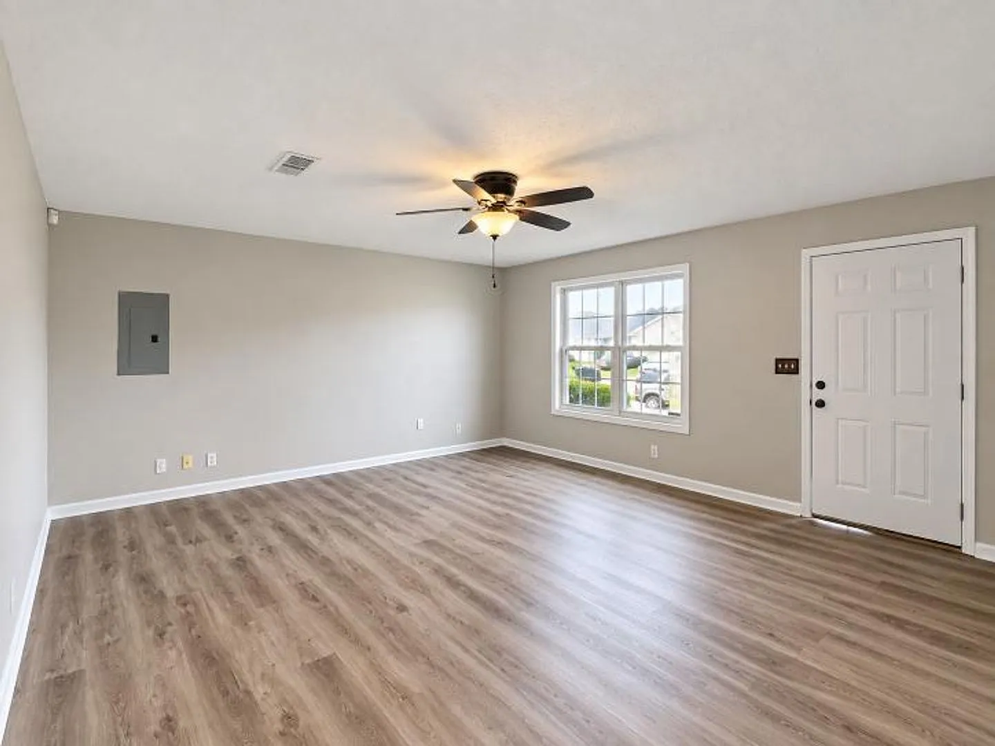 Charming Ranch Near Fort Campbell Spacious, Bright & Pet Friendly! — Photo 2