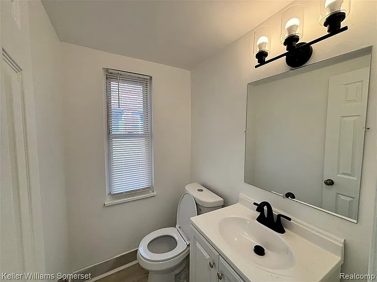 14800 Woodmont Ave — Photo 8