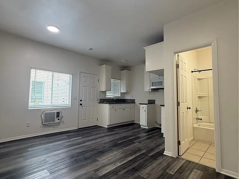 2284 Long Beach Blvd — Photo 7