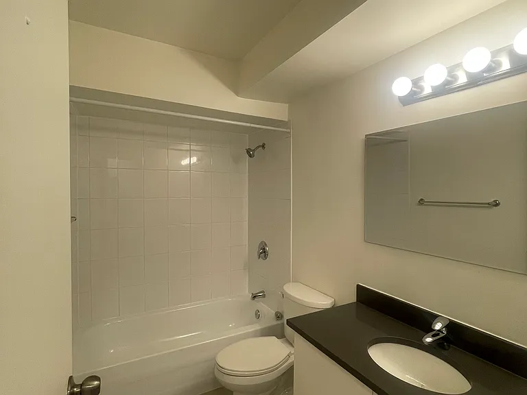 2228 Franklin St #208 — Photo 4