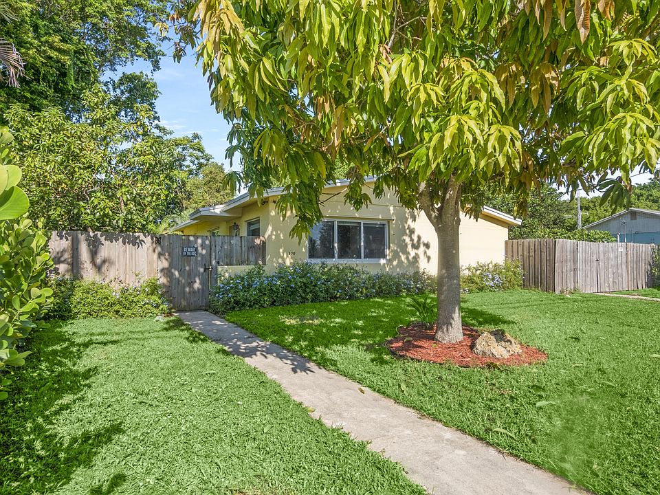 1st image of 300 S Caloosahatchee Ave