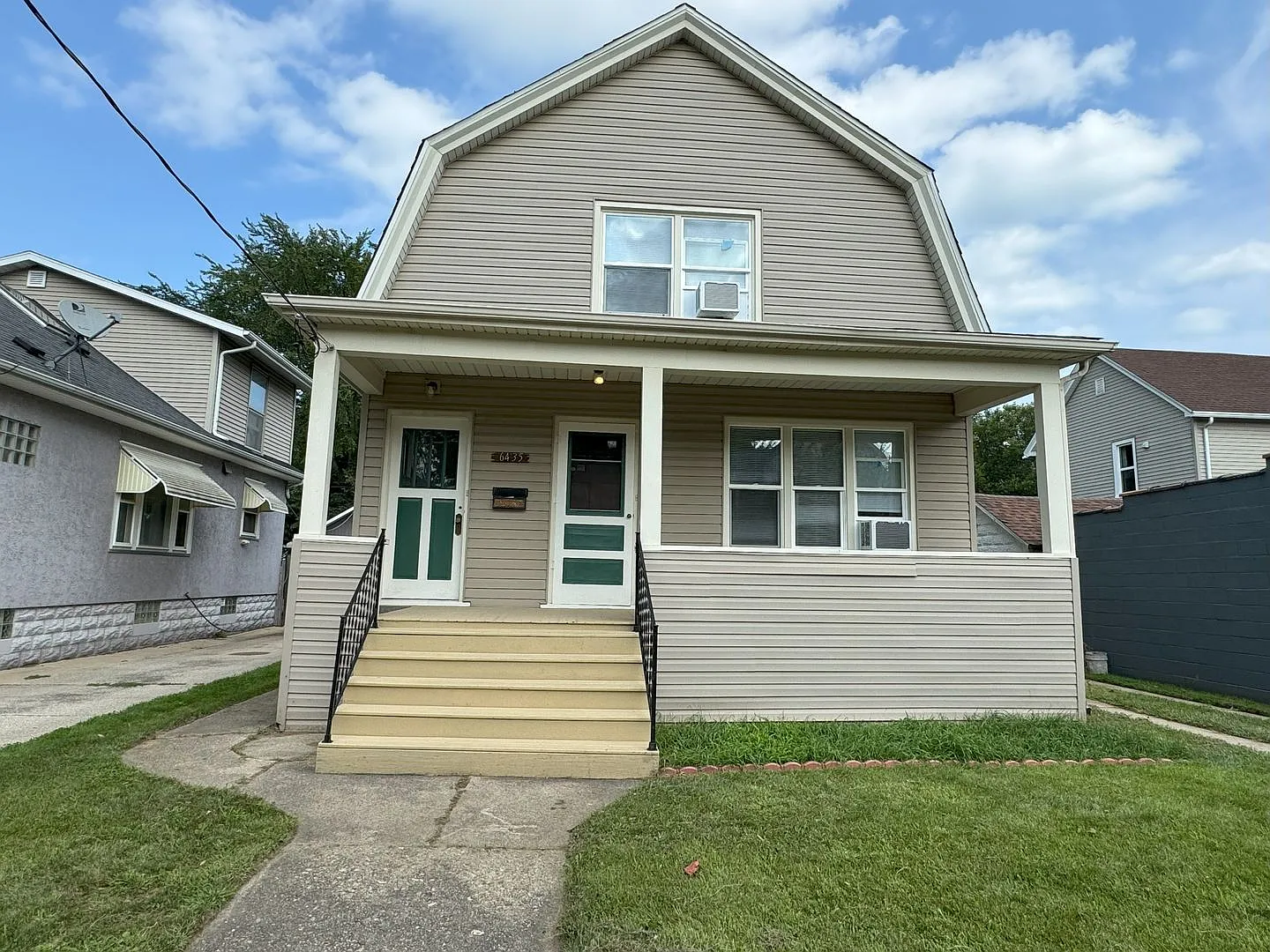5 bedroom home near Lincoln Park and Uptown — Photo 1