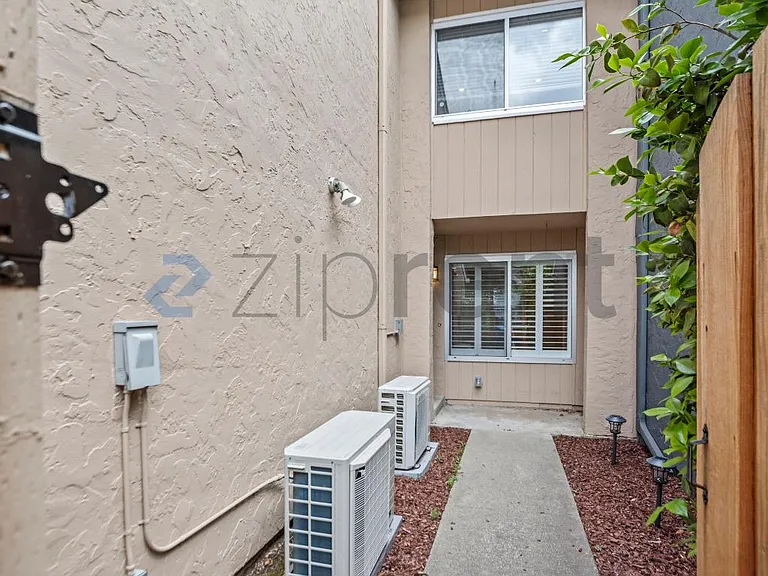 502 Pine Wood Ln — Photo 3