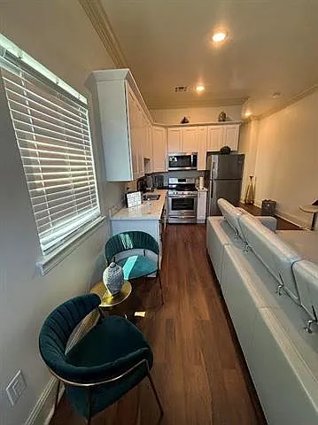 2 bed, 1.0 bath, 1536 sqft, $1,700 — Photo 2
