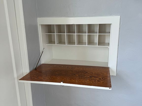 Secretary is located in the living, close the kitchen.