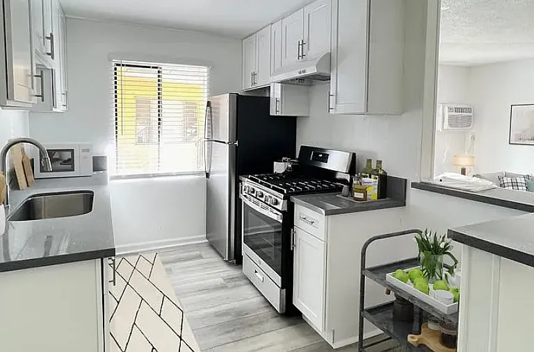 College Manor — Photo 1