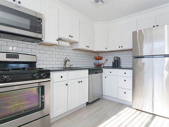 4th image of 360 Littleton Rd Unit A4