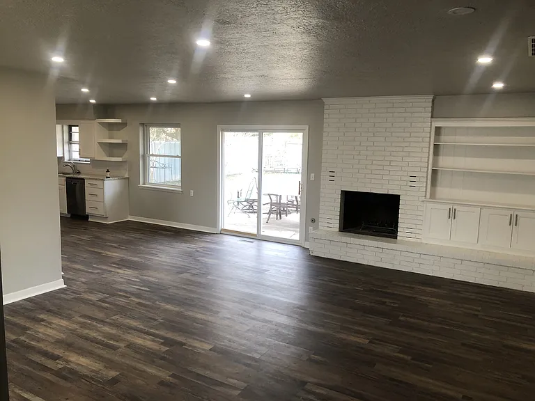 2209 Iowa St — Photo 2